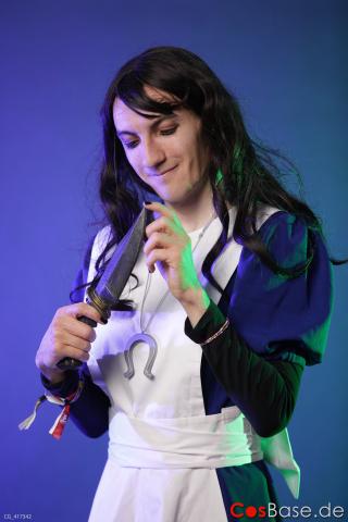 Alice Liddell Cosplay im Fotostudio.